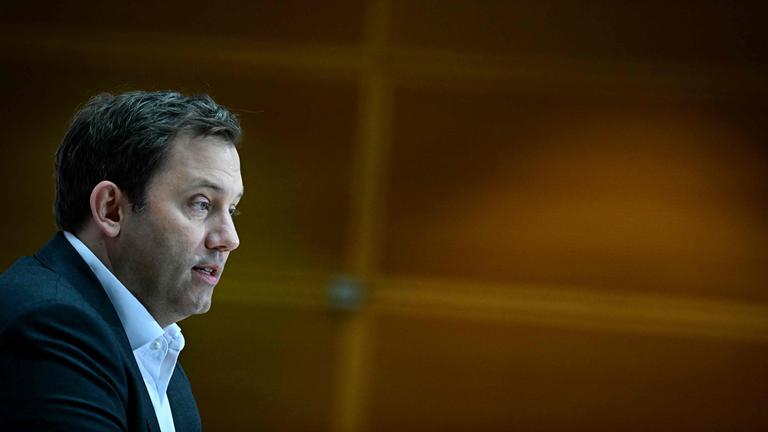 SPD-Chef Lars Klingbeil spricht in der SPD-Zentrale in Berlin.