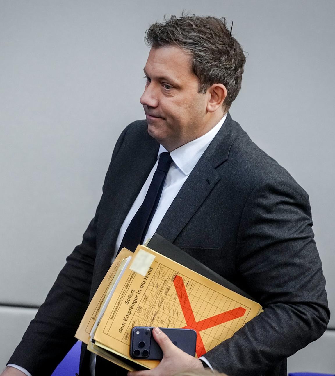 Lars Klingbeil, Bundesminister der Finanzen, Vizekanzler und SPD-Bundesvorsitzender, verlässt eine Bundestagssitzung.