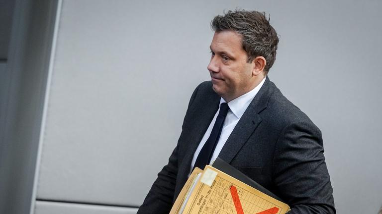 Lars Klingbeil, Bundesminister der Finanzen, Vizekanzler und SPD-Bundesvorsitzender, verlässt eine Bundestagssitzung.