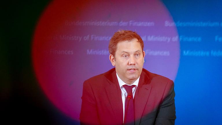 Lars Klingbeil in Anzug bei Pressekonferenz