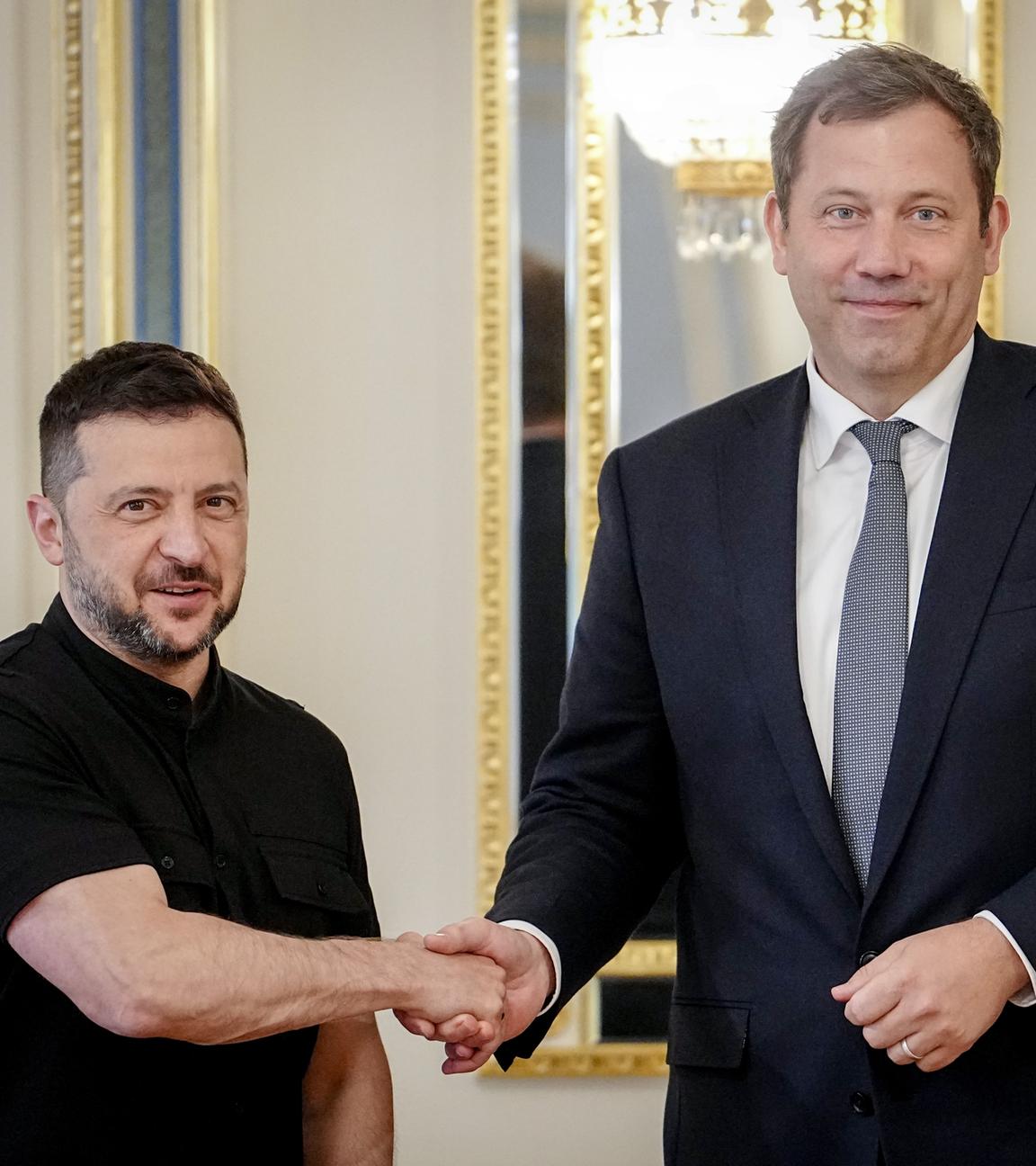 ars Klingbeil (SPD, r), Bundesminister der Finanzen, Vizekanzler und SPD-Bundesvorsitzender, wird von Wolodymyr Selenskyj, Präsident der Ukraine, empfangen.