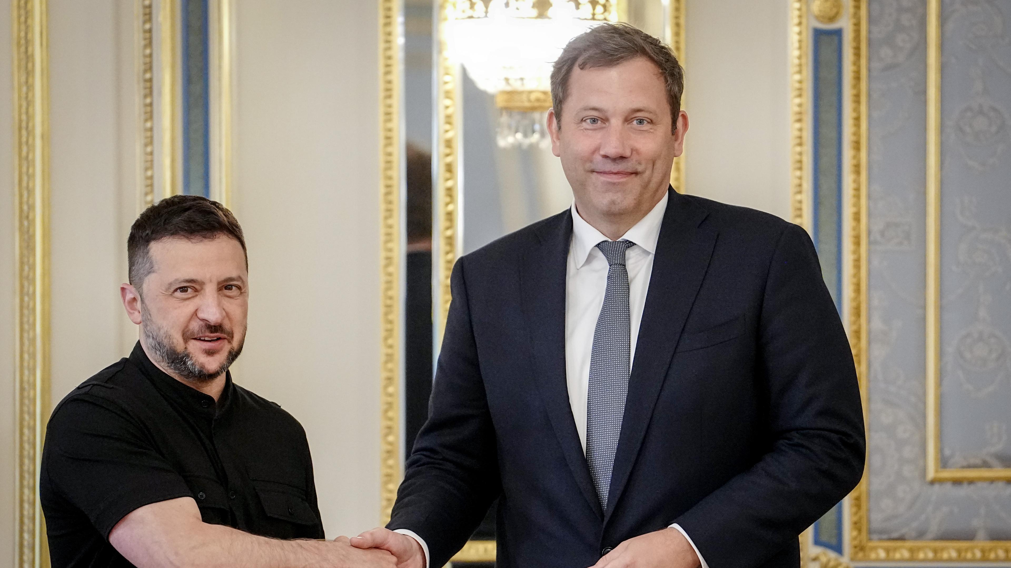 ars Klingbeil (SPD, r), Bundesminister der Finanzen, Vizekanzler und SPD-Bundesvorsitzender, wird von Wolodymyr Selenskyj, Präsident der Ukraine, empfangen.