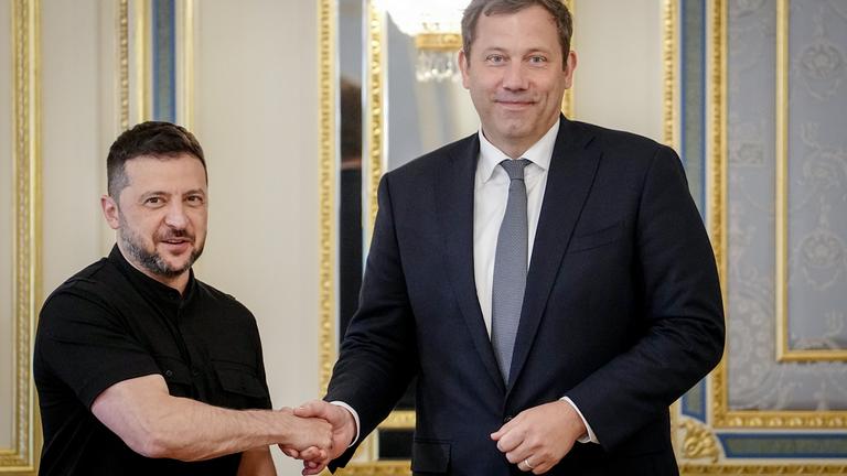 ars Klingbeil (SPD, r), Bundesminister der Finanzen, Vizekanzler und SPD-Bundesvorsitzender, wird von Wolodymyr Selenskyj, Präsident der Ukraine, empfangen.