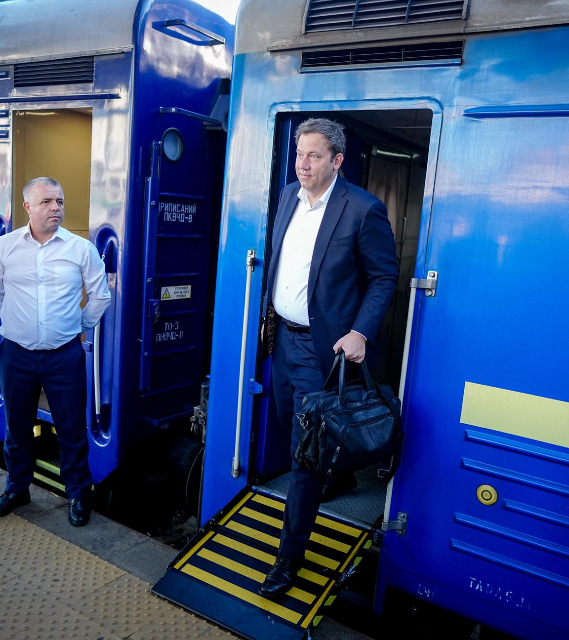  Lars Klingbeil kommt am Morgen mit dem Sonderzug auf dem Bahnhof ukrainischen Hauptstadt an. Er steigt aus dem Zug aus.