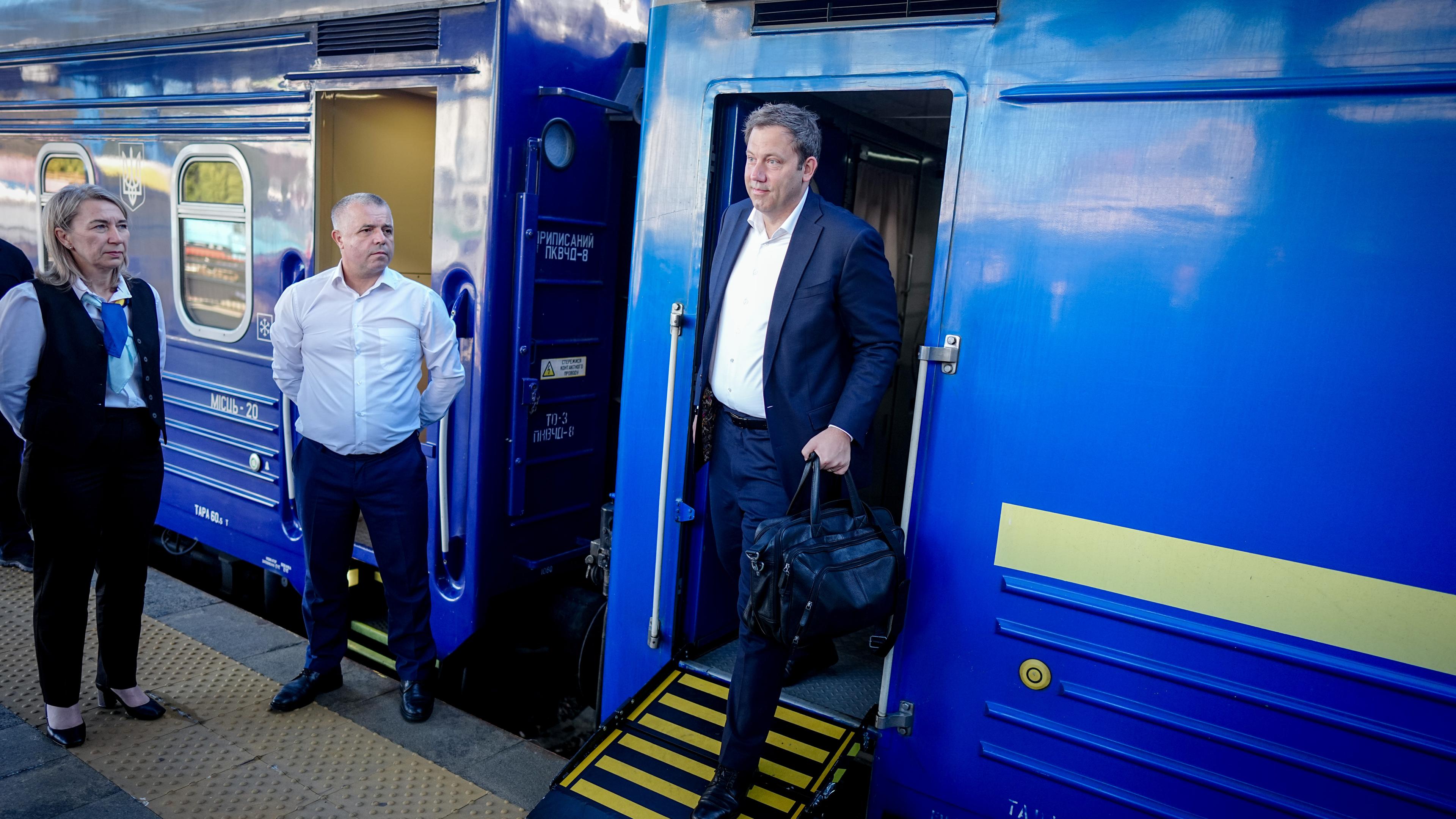  Lars Klingbeil kommt am Morgen mit dem Sonderzug auf dem Bahnhof ukrainischen Hauptstadt an. Er steigt aus dem Zug aus.