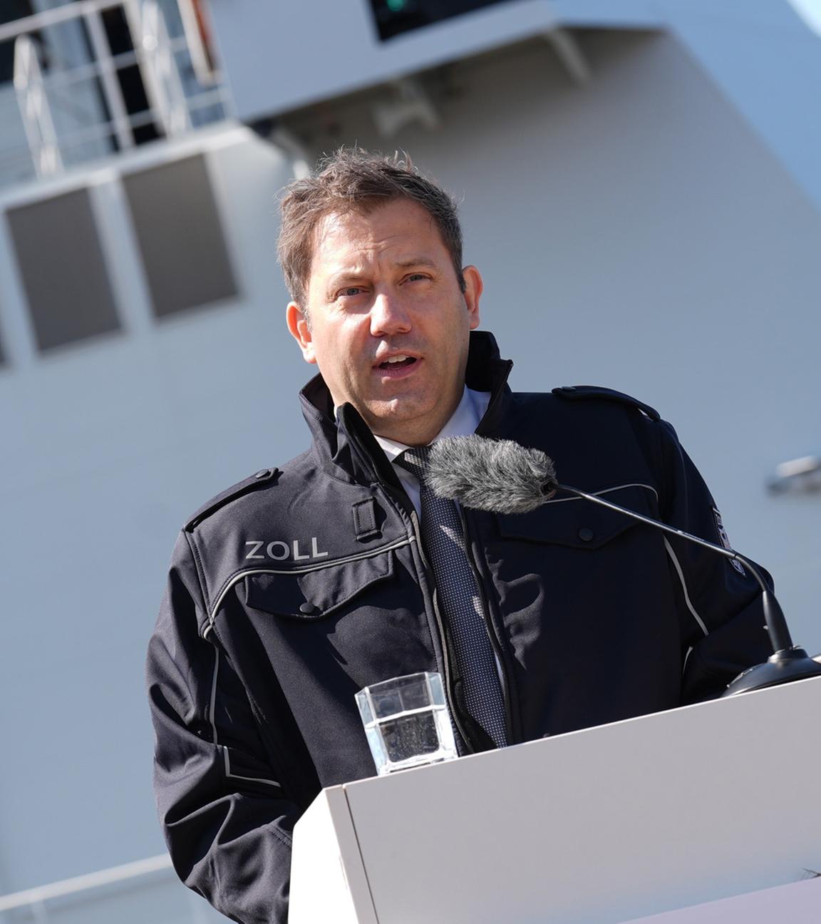 Lars Klingbeil (SPD), Vizekanzler und Bundesminister der Finanzen, spricht während der Vorstellung der Jahresbilanz 2024 des Zolls am 03.06.2025 an der Überseebrücke.