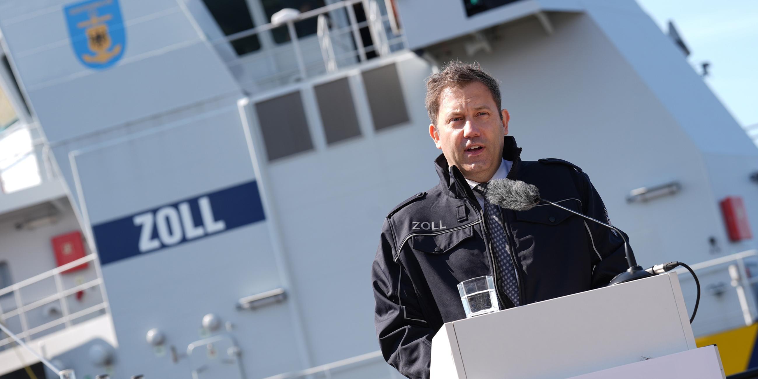 Lars Klingbeil (SPD), Vizekanzler und Bundesminister der Finanzen, spricht während der Vorstellung der Jahresbilanz 2024 des Zolls am 03.06.2025 an der Überseebrücke.