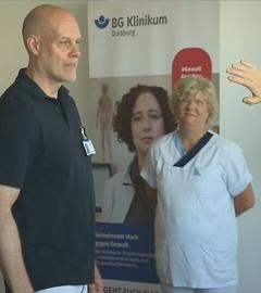 Ein Mann und eine Frau bei einem Gewaltpräventionstraining in einer Klinik.