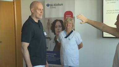 Ein Mann und eine Frau bei einem Gewaltpräventionstraining in einer Klinik.
