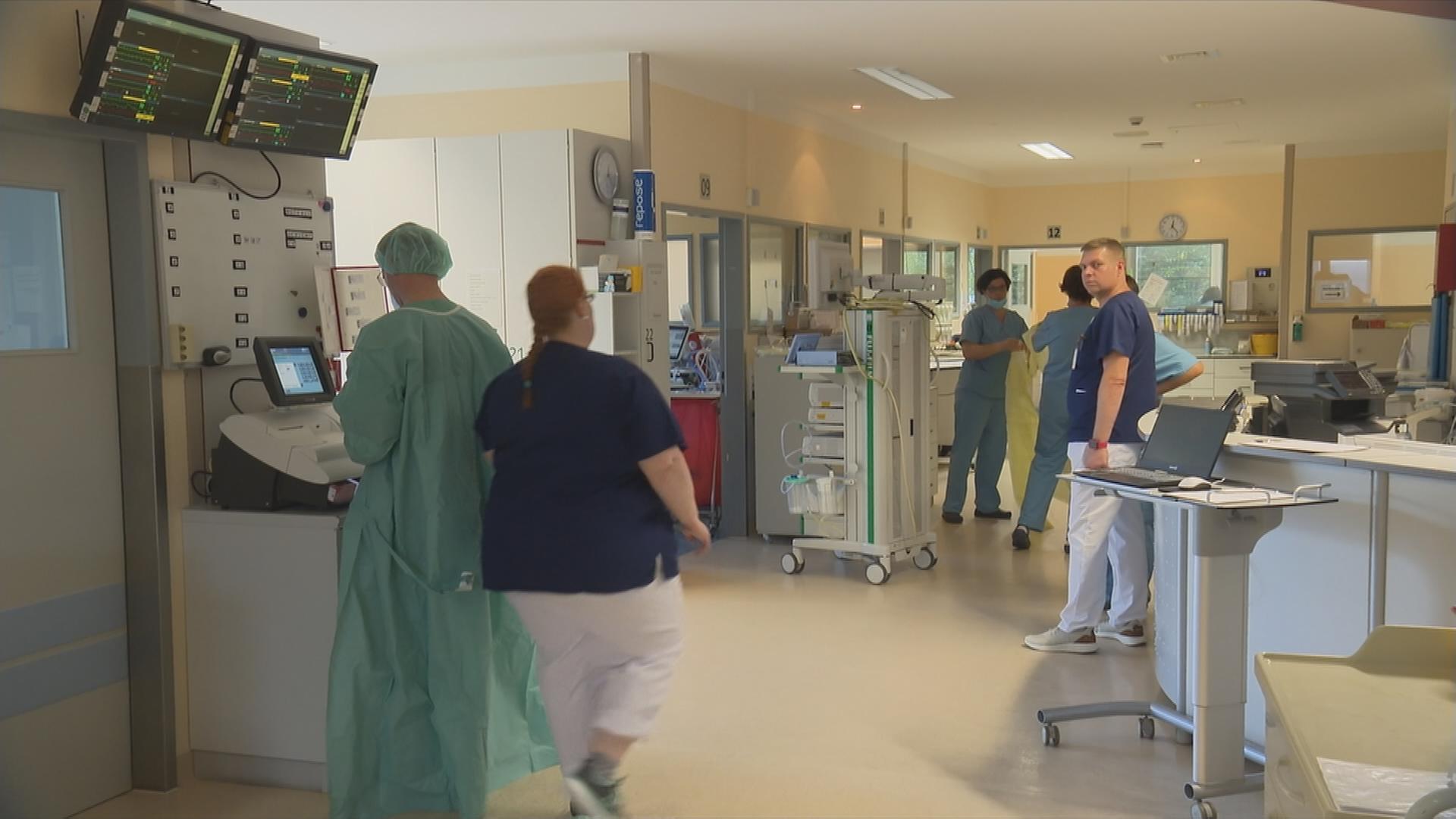 Auf dem Bild ist eine Klinik von innen zu sehen.