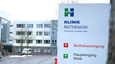 Ein Schild weist auf die Klinik der Havelland-Klinikgruppe in Rathenow hin. 