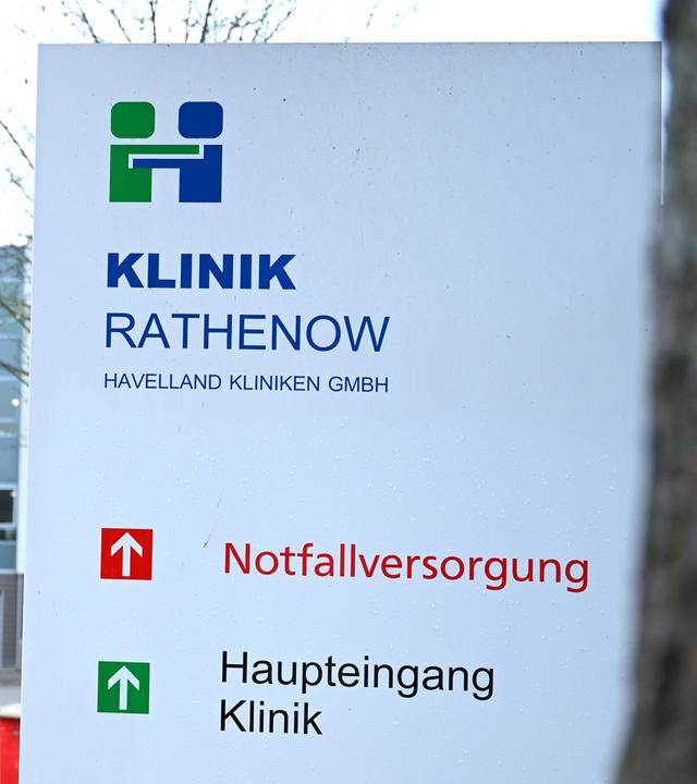 Ein Schild weist auf die Klinik der Havelland-Klinikgruppe in Rathenow hin. 