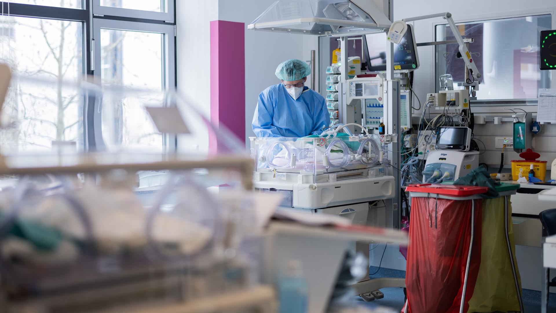 Es ist eine Intensivstation für Kinder zu sehen