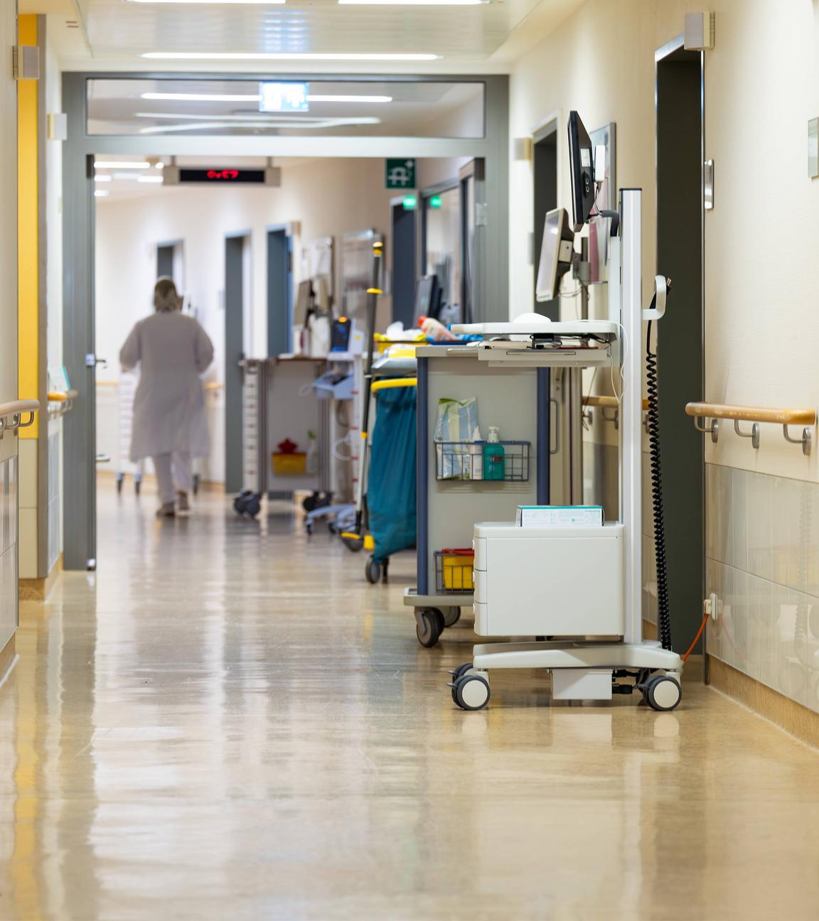 Krankenhausflur mit medizinischem Personal und Ausrüstung