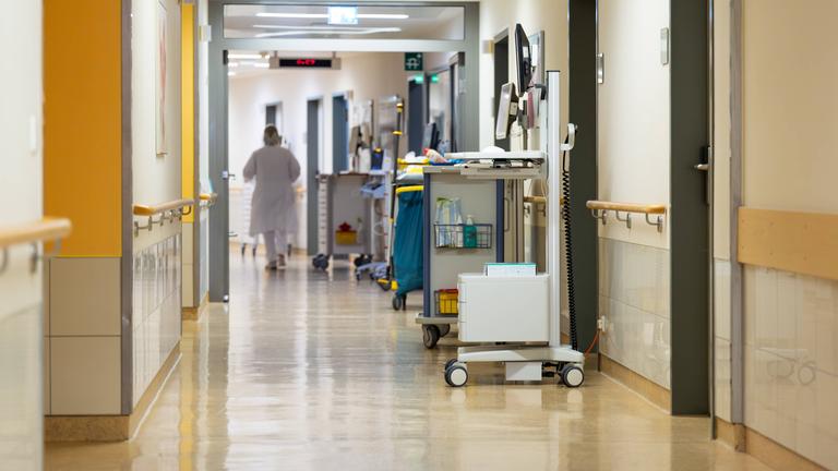 Krankenhausflur mit medizinischem Personal und Ausrüstung