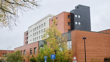 Totale Ansicht des ehemaligen Klinikums Lehrte in Niedersachsen