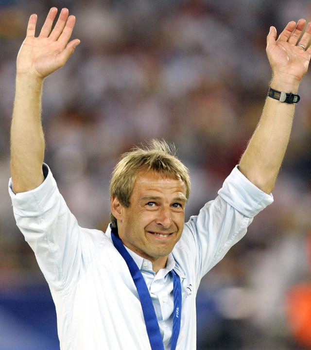 Jürgen Klinsmann winkt ins Publikum bei der WM 2006