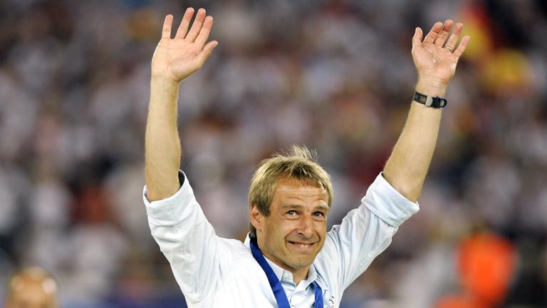 Jürgen Klinsmann winkt ins Publikum bei der WM 2006