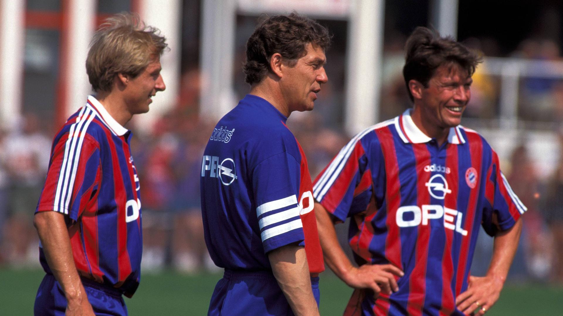 Saison 1995/96: Jürgen Klinsmann, Otto Rehhagel, Lothar Matthäus lachen beim Training des FC Bayern