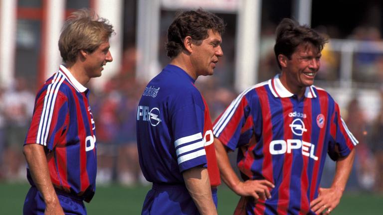 Saison 1995/96: Jürgen Klinsmann, Otto Rehhagel, Lothar Matthäus lachen beim Training des FC Bayern