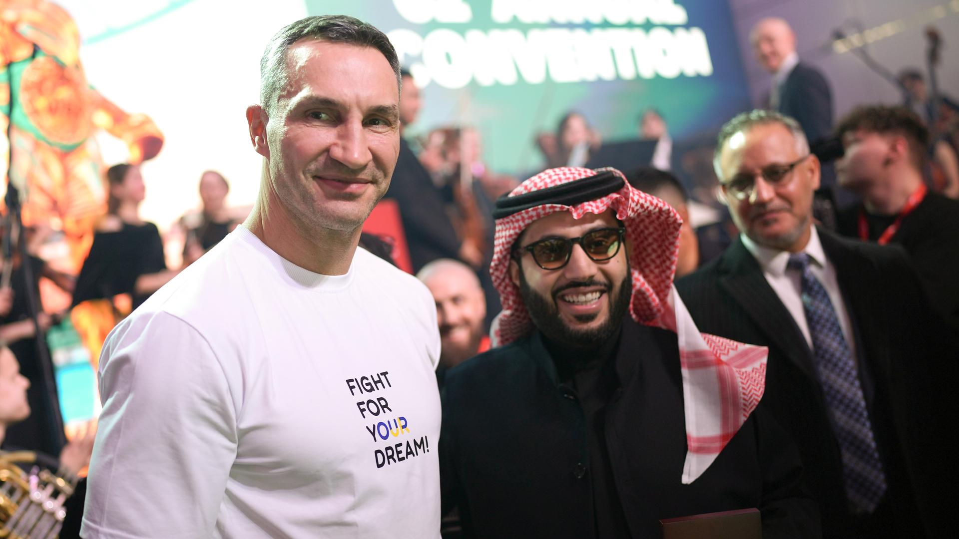 Wladimir Klitschko mit dem saudi-arabischen Sportfunktionär und Berater Turki al-Sheikh (r).