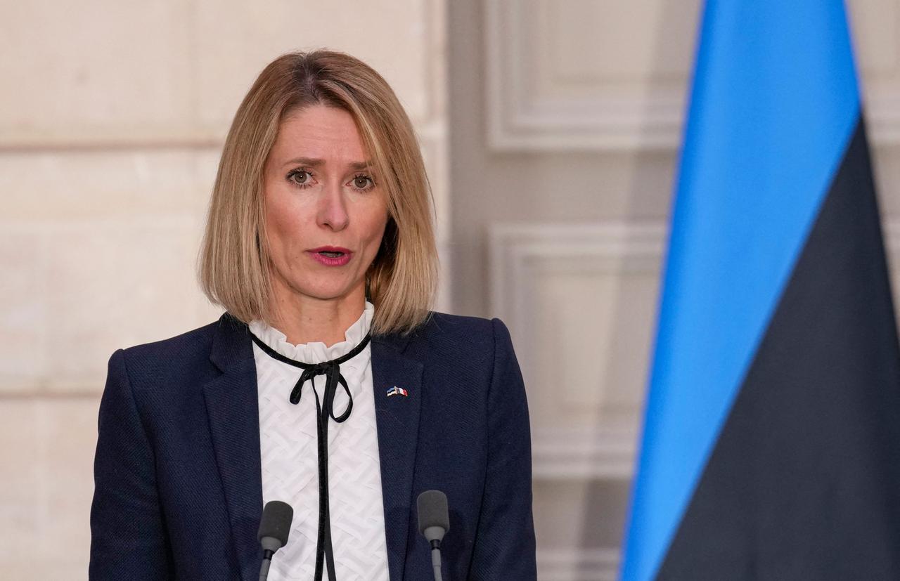 Estlands Ministerpräsidentin Kaja Kallas steht vor einer estnischen Flagge und hält eine Ansprache