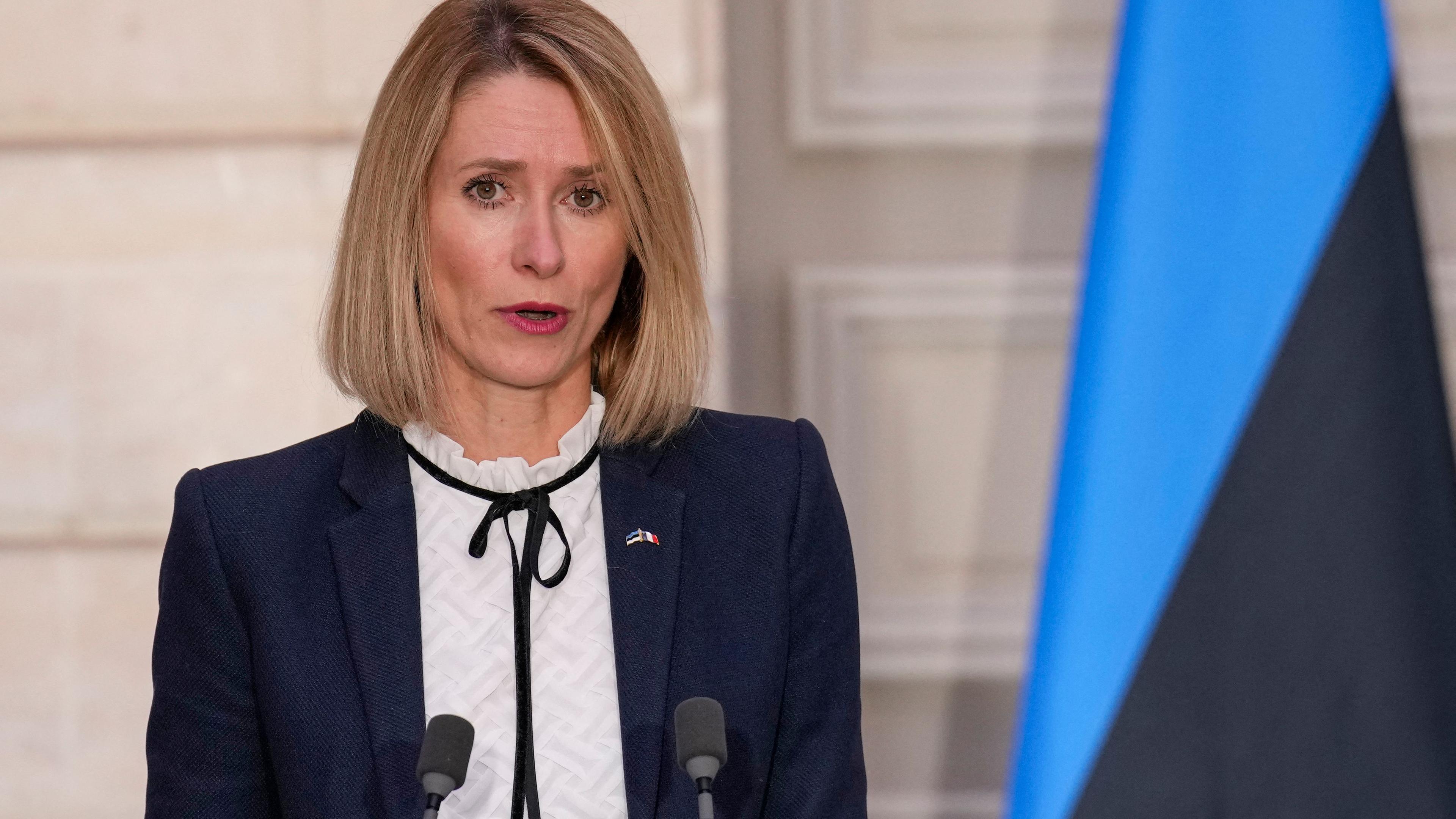  Estlands Ministerpräsidentin Kaja Kallas steht vor einer estnischen Flagge und hält eine Ansprache