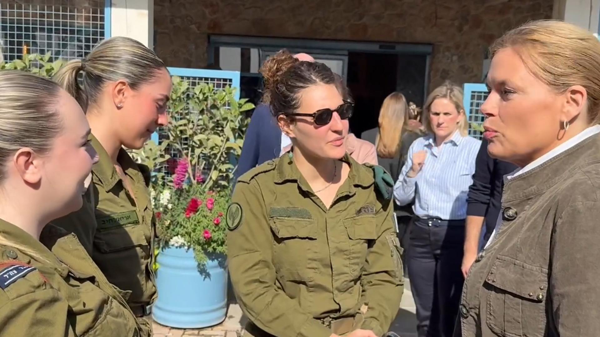 Das Bild aus einem Video zeigt Bundestagspräsidentin Julia Klöckner (r) mit israelischen Soldatinnen vor ihrem Besuch im Gazastreifen.