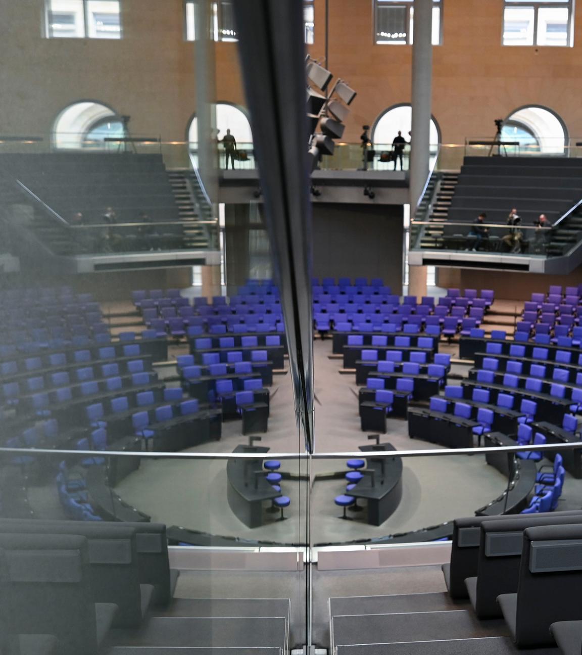Blick in den fast leeren Plenarsaal des Bundestags.
