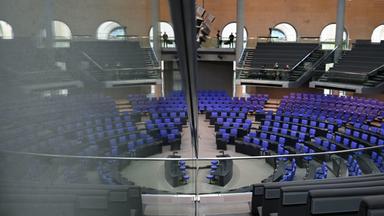 Blick in den fast leeren Plenarsaal des Bundestags.