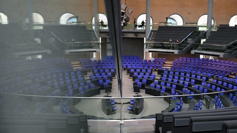 Blick in den fast leeren Plenarsaal des Bundestags.