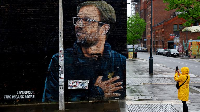 Eine Person fotografiert eine Wandgrafik von Jürgen Klopp