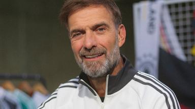 Jürgen Klopp in einer weißen adidas-Trainingsjacke in Frankfurt am 24.07.2026 nach seiner Vorstellung als Bundestrainer
