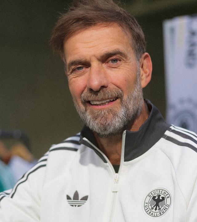 Jürgen Klopp in einer weißen adidas-Trainingsjacke in Frankfurt am 24.07.2026 nach seiner Vorstellung als Bundestrainer