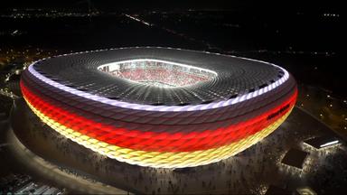 Fußballstadion in Schwarz-Rot-Gold