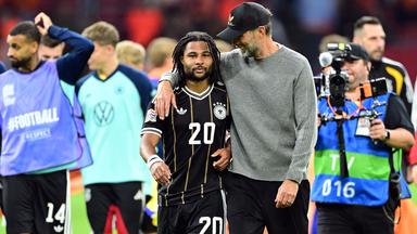 Bundestrainer Jürgen Klopp hat Serge Gnabry im Arm nach dem Nations-League-Spiel des DFB-Teams in Amsterdam gegen die Niederlande.