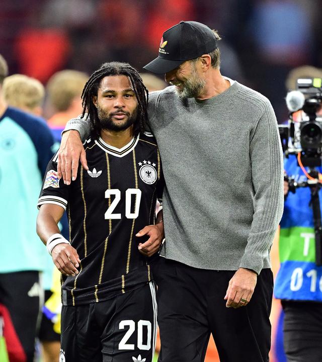 Bundestrainer Jürgen Klopp hat Serge Gnabry im Arm nach dem Nations-League-Spiel des DFB-Teams in Amsterdam gegen die Niederlande.