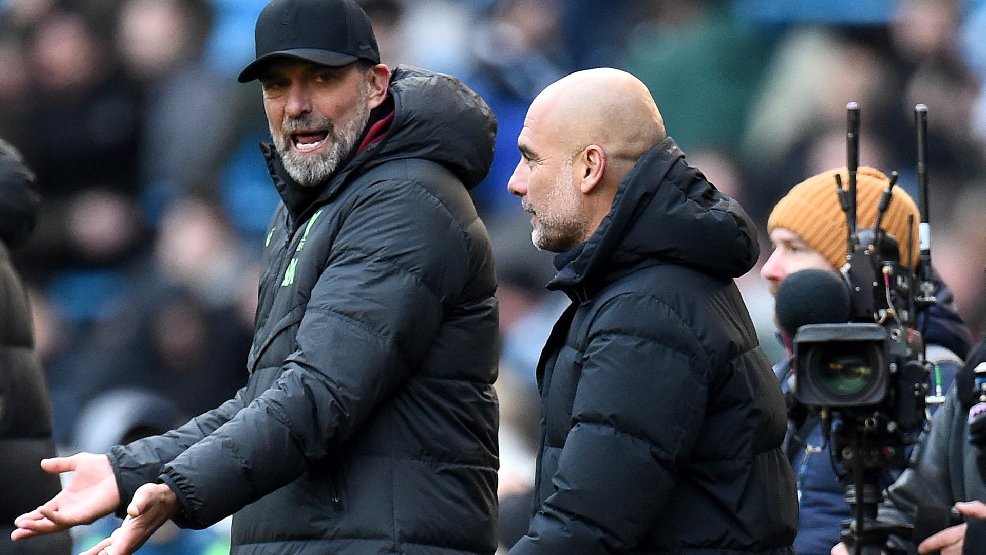 Liverpool-Trainer Jürgen Klopp (l.) unterhält sich mit Manchester-City-Trainer Pep Guardiola beim Premier-League-Spiel am 25. November 2023. 