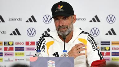 Der deutsche Bundestrainer Jürgen Klopp stellt sich auf der Pressekonferenz vor dem Spiel gegen Griechenland den Fragen der anwesenden Journalisten