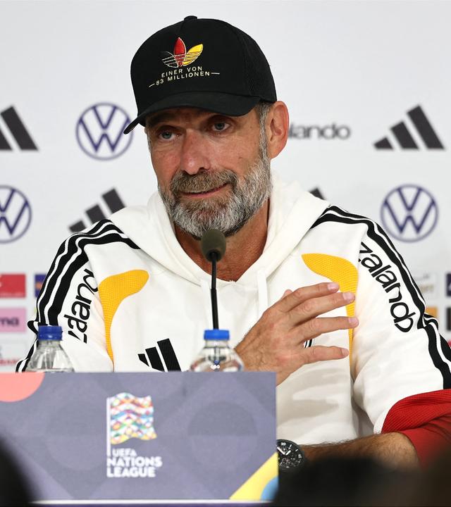 Der deutsche Bundestrainer Jürgen Klopp stellt sich auf der Pressekonferenz vor dem Spiel gegen Griechenland den Fragen der anwesenden Journalisten