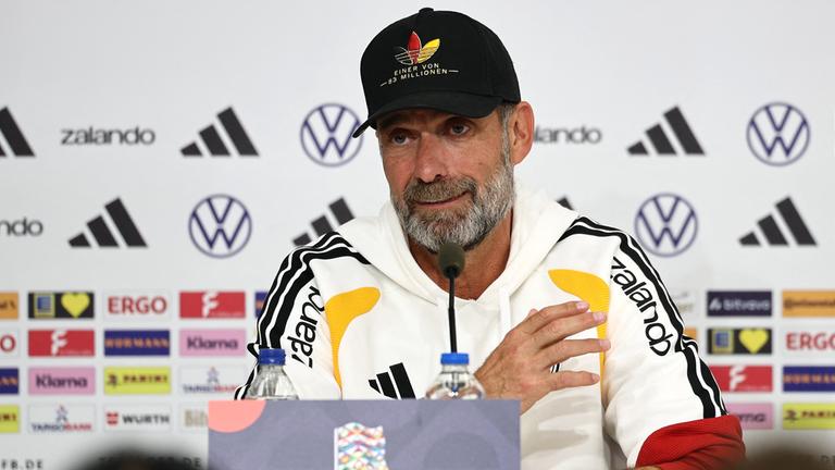 Der deutsche Bundestrainer Jürgen Klopp stellt sich auf der Pressekonferenz vor dem Spiel gegen Griechenland den Fragen der anwesenden Journalisten