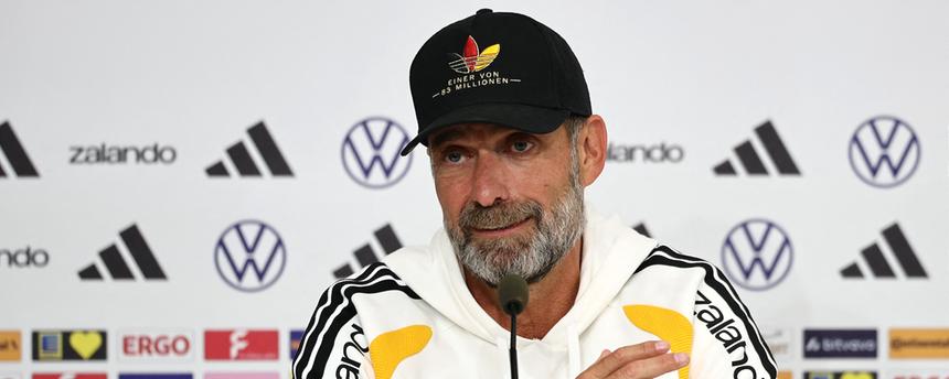 Der deutsche Bundestrainer Jürgen Klopp stellt sich auf der Pressekonferenz vor dem Spiel gegen Griechenland den Fragen der anwesenden Journalisten