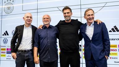Jürgen Klopp mit Hans-Joachim Watzke, Rudi Völler und Bernd Neuendorf