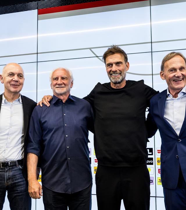 Jürgen Klopp mit Hans-Joachim Watzke, Rudi Völler und Bernd Neuendorf