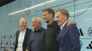 Jürgen Klopp mit bernd Neuendorf, Rudi Völler und Aki Watzke bei seiner Vorstellung als Bundestrainer.