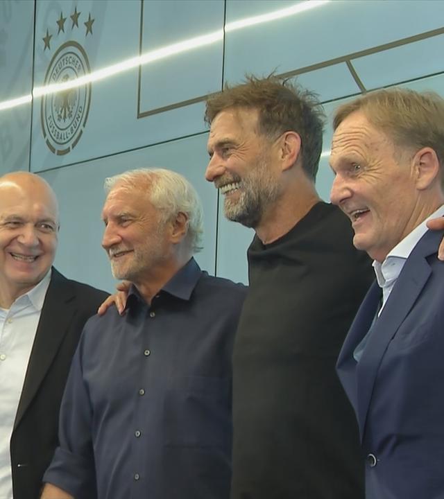 Jürgen Klopp mit bernd Neuendorf, Rudi Völler und Aki Watzke bei seiner Vorstellung als Bundestrainer.