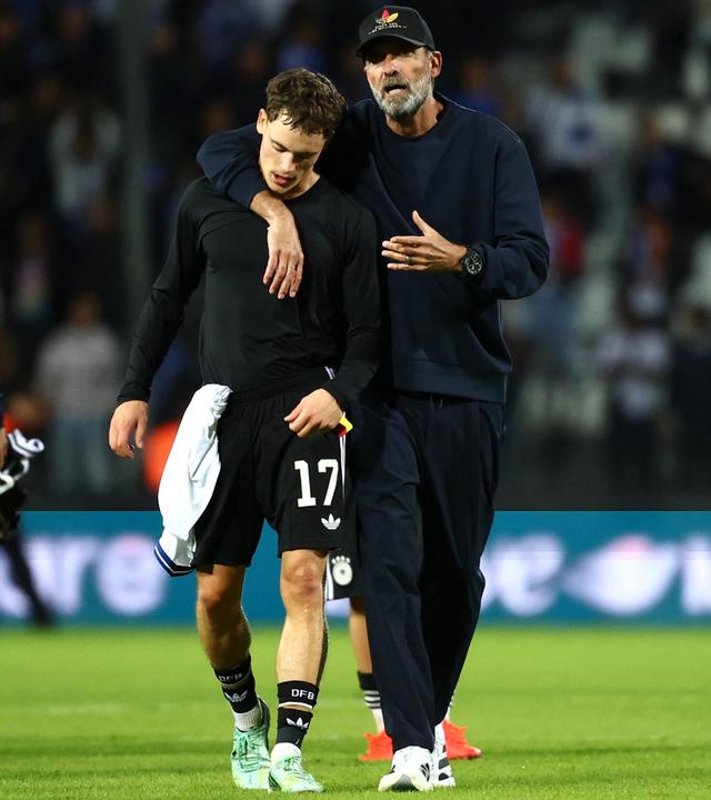  Bundestrainer Jürgen Klopp (r, Deutschland) und Florian Wirtz (M, Deutschland) reagieren nach dem Spiel gegen Griechenland.