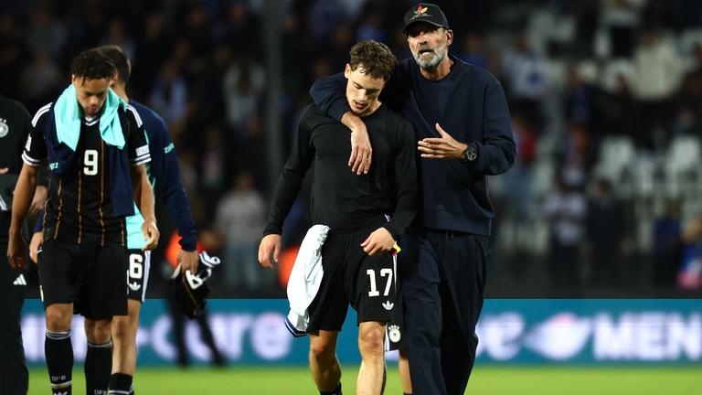  Bundestrainer Jürgen Klopp (r, Deutschland) und Florian Wirtz (M, Deutschland) reagieren nach dem Spiel gegen Griechenland.