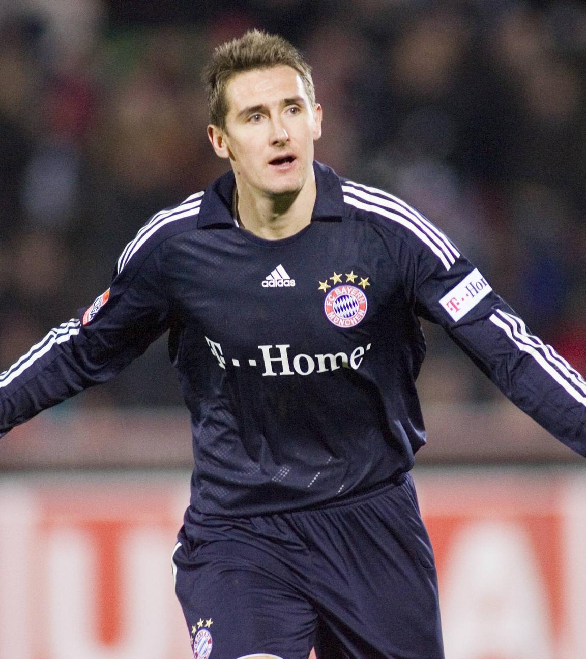 Klose bejubelt sein Tor. 