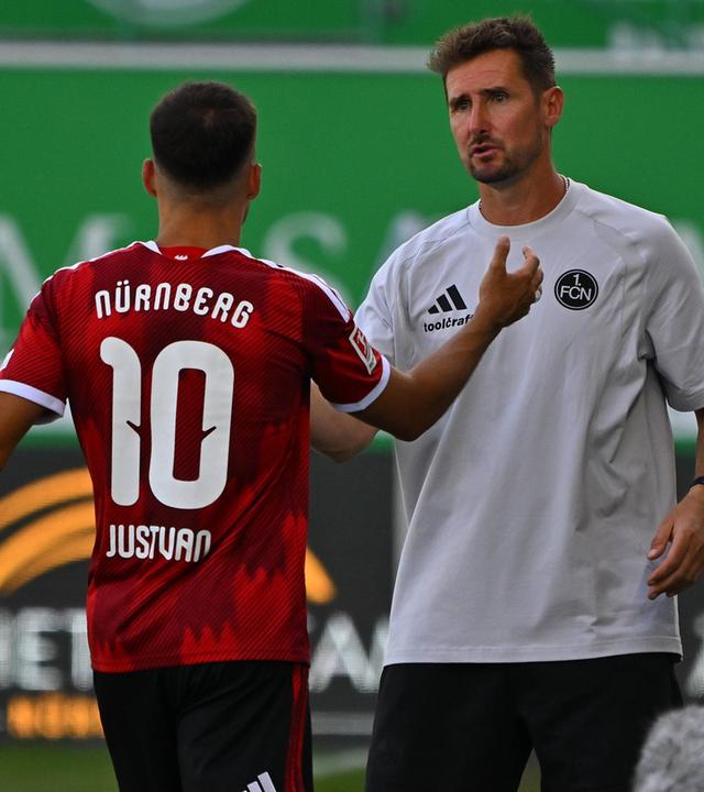 Der Trainer des 1. FC Nürnberg, Miroslav Klose, klatscht den doppelten Torschützen Julian Justvan bei der Auswechslung ab
